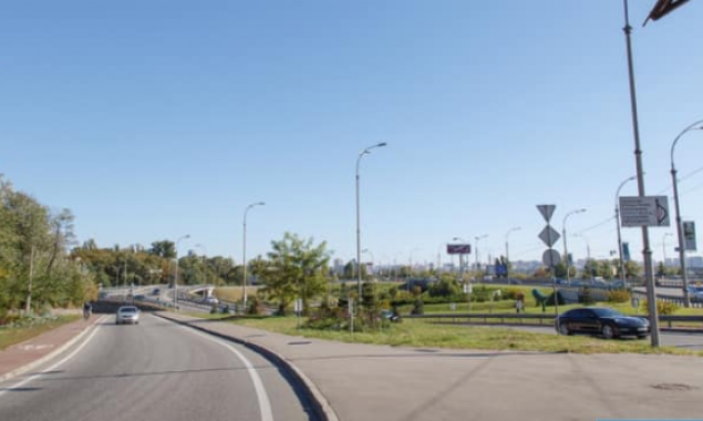 Развязку у моста Патона в Киеве почистили от рекламы