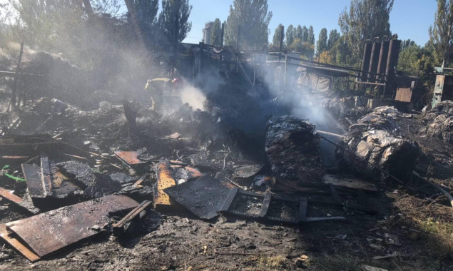 На территории Кислородного завода в Киеве произошел пожар (фото)