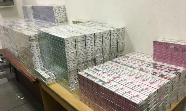 Киевские таможенники обнаружили 27,4 тысяч пачек сигарет в конструкциях металлических дверей, отправляемых в Израиль