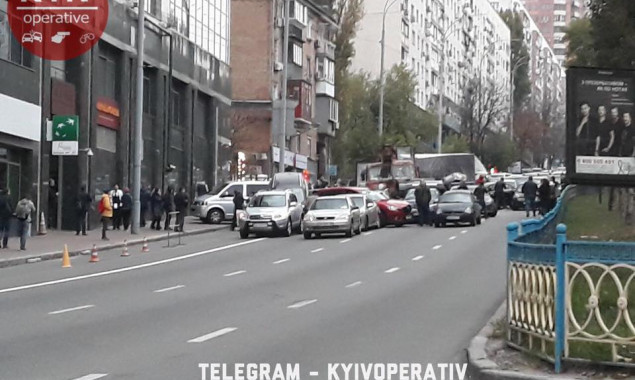 Масштабное ДТП в Киеве заблокировало движение транспорта по бульвару Леси Украинки в сторону центра (фото, видео)