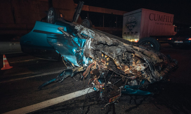 Ночью на Южном мосту в Киеве автомобиль на высокой скорости врезался в трактор коммунальщиков и перевернулся (фото, видео)