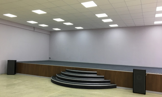 Впервые учебные заведения в Святошино получили новые актовые залы (фото)