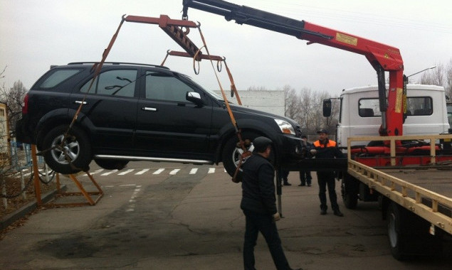 Эвакуировать автомобили в Киеве будет 150 инспекторов с зарплатой в 10 тысяч гривен