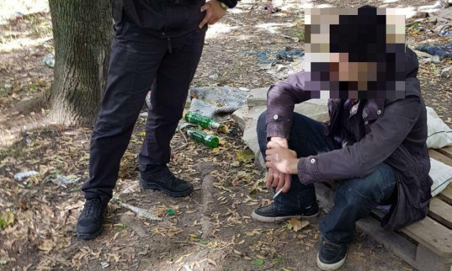 Столичная полиция поймала мужчину с партией наркотиков в Печерском районе (фото)