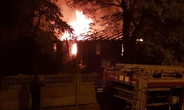 Ночью на проспекте Науки в Киеве сгорели СТО c автомобилями и хостел (фото, видео)