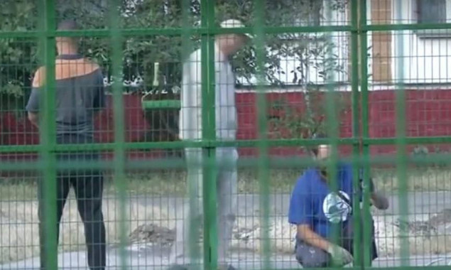 Подрядчик отремонтировал стадион школы № 300 в Деснянском районе не так, как его запроектировали (видео)