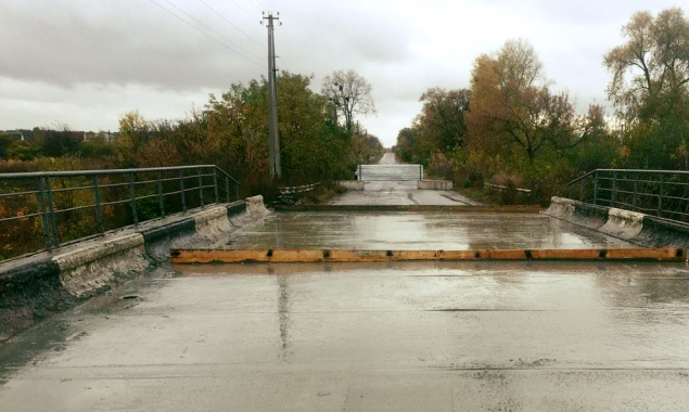 Под Переяслав-Хмельницким перекрыто движение по мосту через реку Броварка в связи с аварийным ремонтом