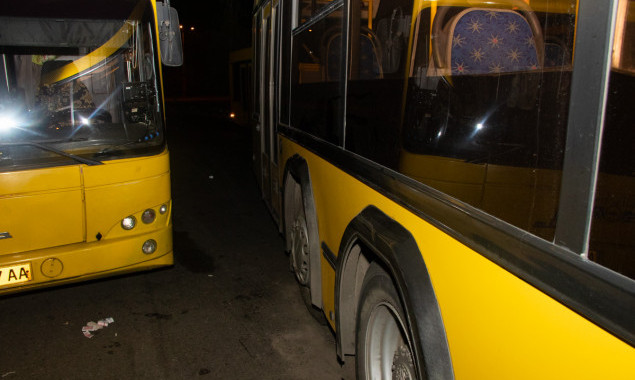 На Красном хуторе в Киеве пожилую женщину-кондуктора насмерть зажало между двумя автобусами