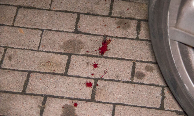 Пара на “Майбахе” выехала на тротуар в центре Киева и устроила драку со стрельбой (фото, видео)