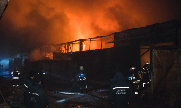 Ночью в Оболонском районе Киева горели склады (фото, видео)