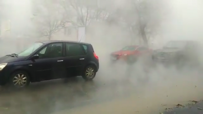 В центре Киева на улице Деловой прорвало трубу с горячей водой, улицу залило кипятком (видео)