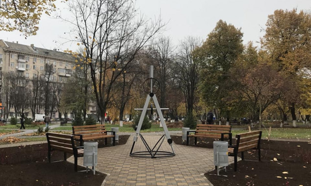 В Соломенском районе Киева появилась инсталляция в виде циркуля (фото)