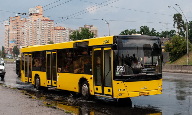 С завтрашнего дня в Киеве будет изменена работа двух автобусов (схема)