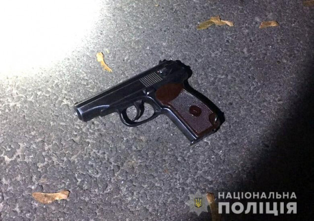 На Оболони в Киеве пьяный мужчина ранил из пистолета прохожего