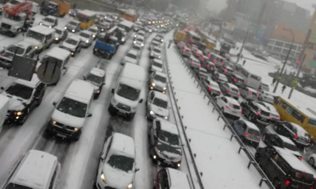 Первый снег в Киеве: девятибалльные пробки, 500 ДТП и очереди в автосервисы (фото, видео)