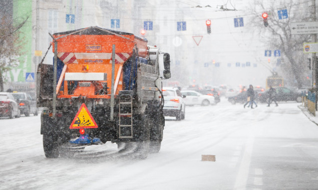 Спецтехника “Киевавтодора” начала уборку города от снега - КГГА