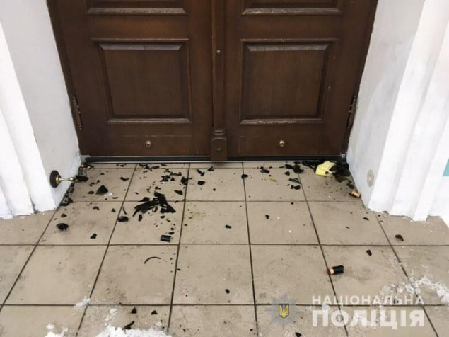 Неизвестные бросили “коктейли Молотова” в двери Андреевской церкви в Киеве