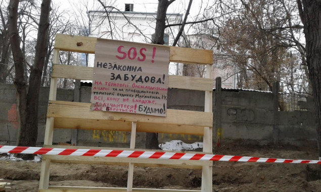 На территории Александровской больницы возобновляют строительство жилого дома: копают траншеи, валят деревья (фото, видео)