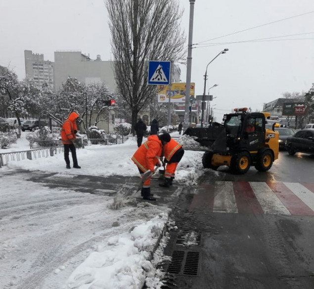 359 единиц спецтехники и 70 бригад ручной уборки расчищает город от снега - КГГА