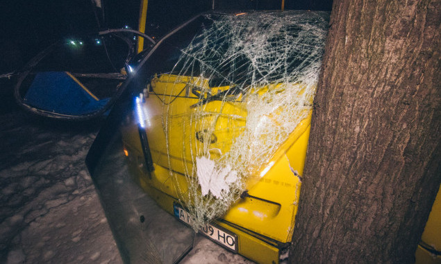 В Киеве маршрутка сбила пешехода и врезалась в дерево: есть пострадавшие (фото)