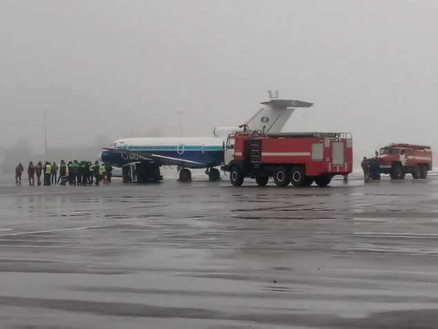 Пассажирский самолет зацепил крылом и опрокинул автомобиль в аэропорту “Киев”