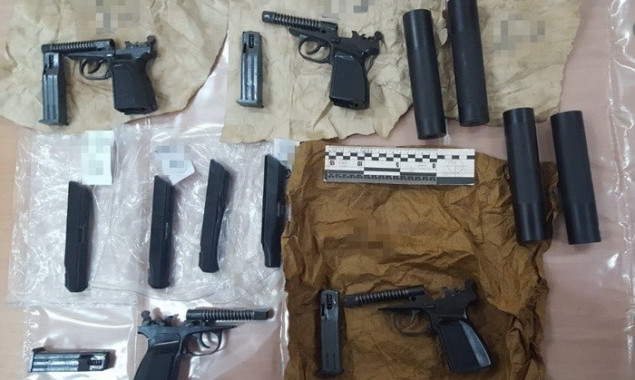 СБУ в Киеве раскрыла группировку торговцев оружием, в состав которой входил полицейский (фото)