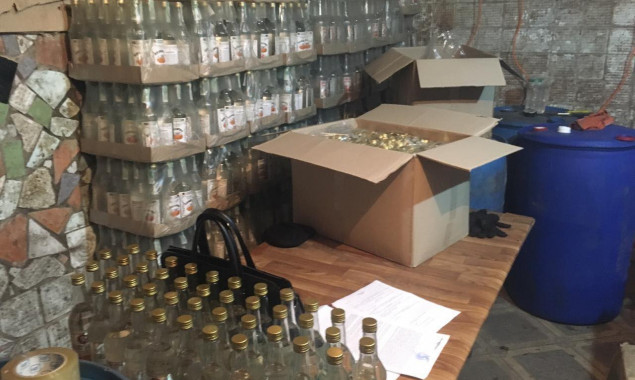 В Киеве обнаружен очередной цех с контрафактным алкоголем (фото)