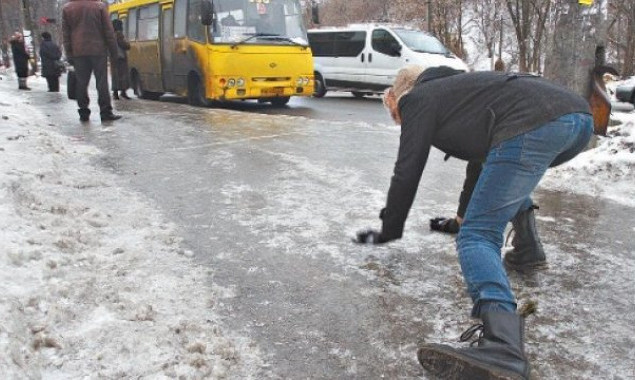 За прошедшие выходные в Киеве из-за гололеда травмировались почти 200 человек