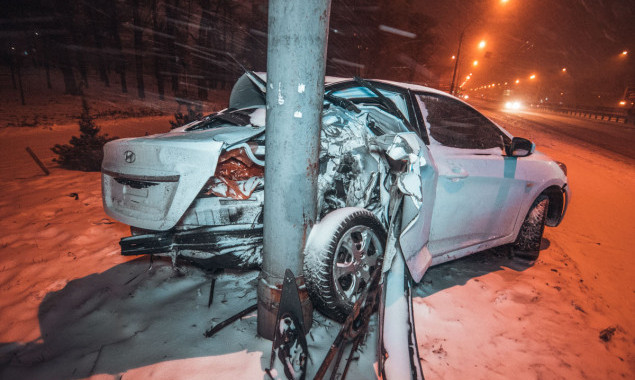 В снежную ночь на дорогах Киева произошло два серьезных ДТП (фото, видео)