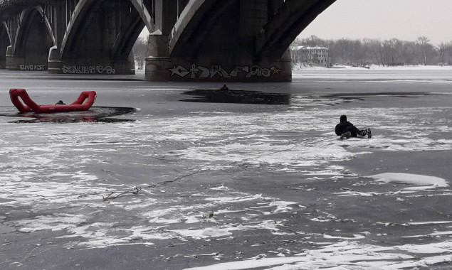 В Киеве мужчина упал в Днепр с моста Метро (фото)