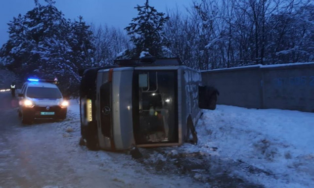 Под Киевом перевернулся автобус с пассажирами