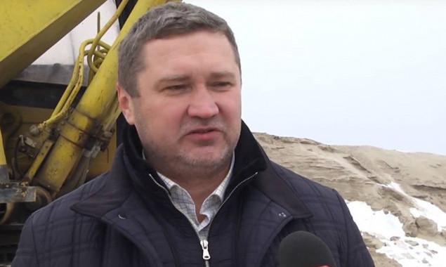 На одном из озер столичных Осокорков возобновилась добыча песка (видео)