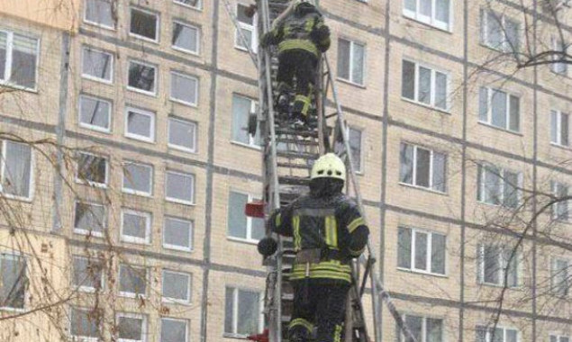На Оболони в Киеве из-за пожара в квартире эвакуированы жители многоэтажки  (фото)