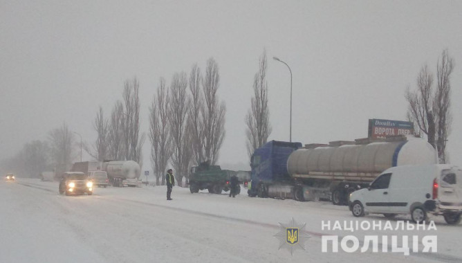 Снегопад спровоцировал более 150 ДТП на Киевщине