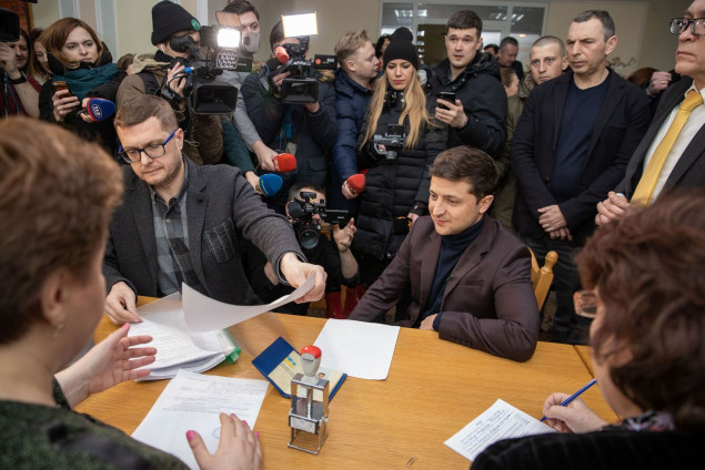 Зеленский подал документы в ЦИК (фото, видео)