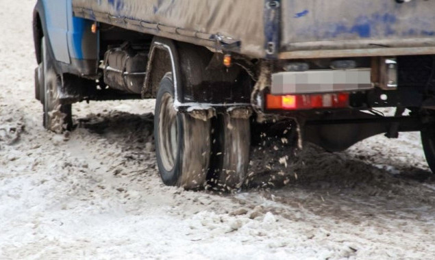 Из-за снегопада временно запретят въезд крупногабаритного транспорта в Киев
