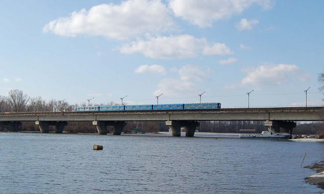 В ночь на субботу будет перекрыто движение транспорта по мосту Метро в Киеве