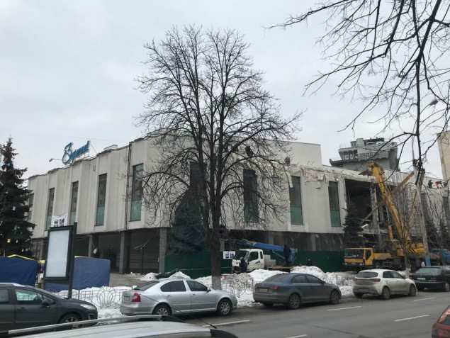 Киевляне возмущены реконструкцией кинотеатра “Зоряний”, лишающей здание черт модернизма