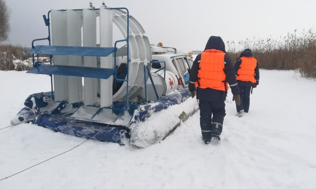 На Киевском водохранилище рыбаки на снегоходе провалились под лед, двое из них погибли (фото, видео)