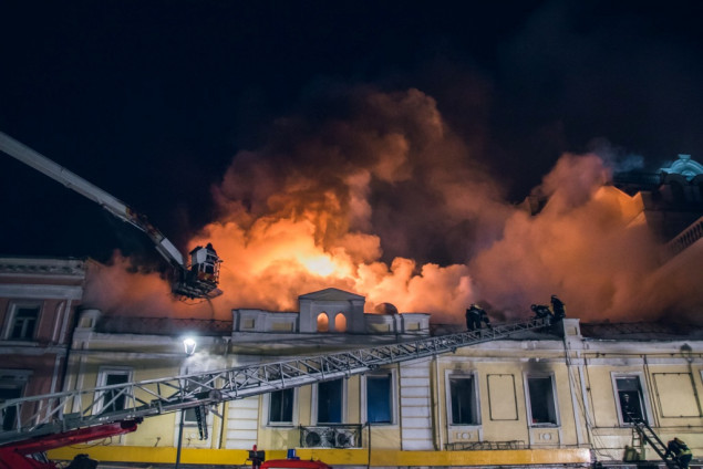 Масштабный пожар произошел в одном из ресторанов на улице Сагайдачного в Киеве (фото, видео)