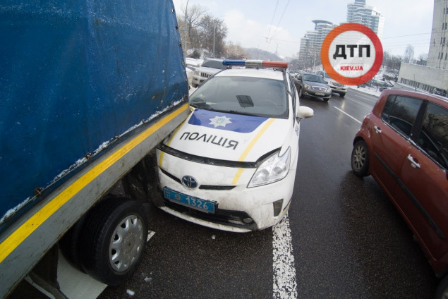 На бульваре Дружбы народов в Киеве автомобиль полиции “влетел” в грузовик коммунальщиков (фото)