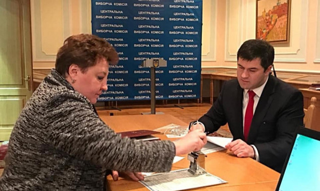 Роман Насиров принес в ЦИК документы для участия в выборах президента Украины