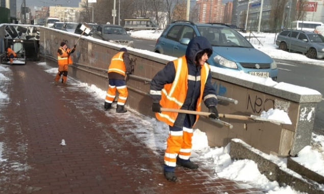 Киев чистят от снега более 4300 работников ЖЭКов и КО “Киевзеленстрой”, - КГГА