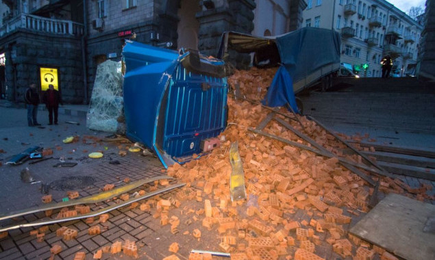 В Киеве на Крещатике груженая кирпичами фура перевернулась на ступенях  (фото, видео)