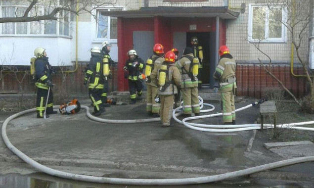 Из пожара в киевском жилом доме спасли 6 и эвакуировали 15 людей (фото)