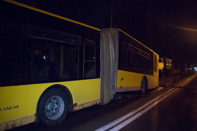 После наезда на “лежачего полицейского” столичный автобус № 33 частично развалился (фото, видео)