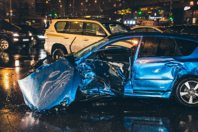 Полиция расследует смертельное ДТП с участием 5 автомобилей на площади Победы в Киеве (видео момента аварии)