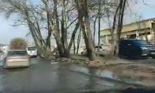 Проезжую часть Набережно-Печерской дороги в Киеве затопило (видео)