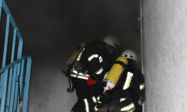 Киевские спасатели во время пожара в многоэтажке эвакуировали 15 человек и спасли ребенка