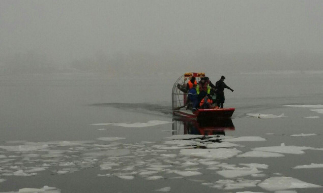 С отколовшейся льдины в Киеве сняли рыбаков